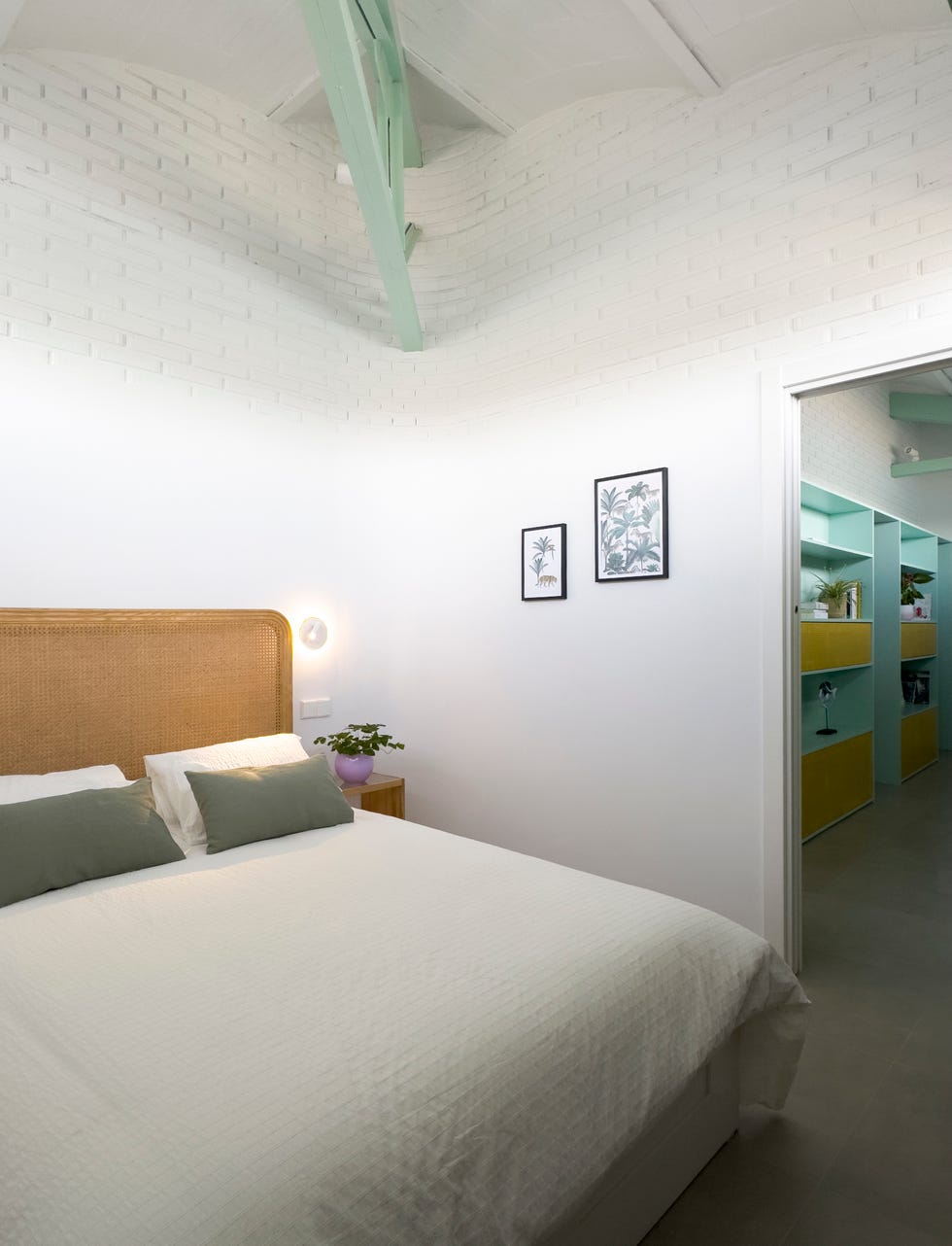 casa jn109 era una casa del madrid de los 70 con techos bajos y poca luz y ahora es un atico luminoso en verde y amarillo