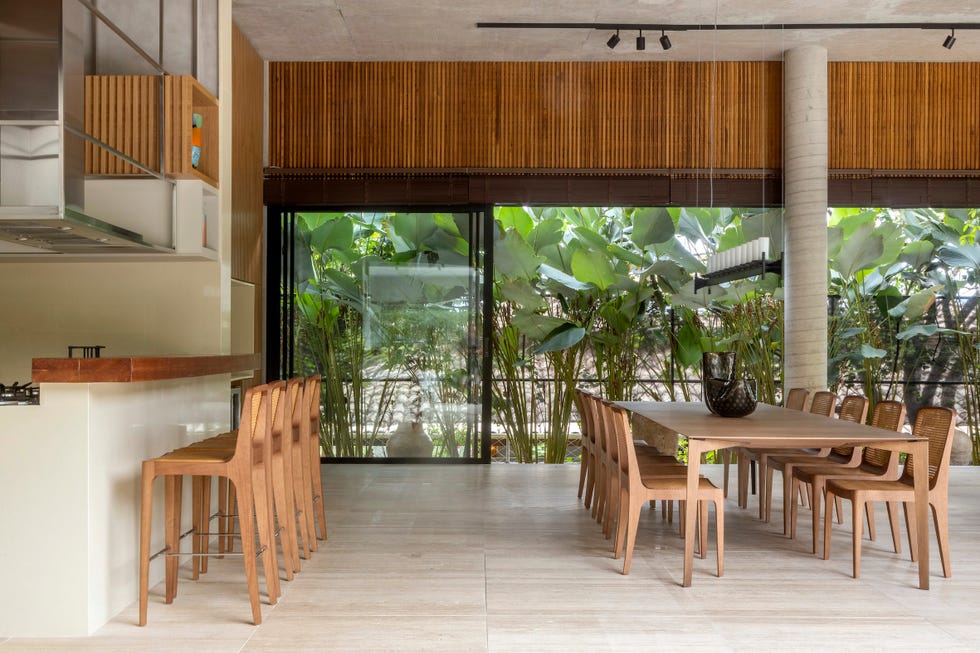 casa de hormigon con piscina que combina estructura brutalista, ventilacion cruzada y diseno tropical a medida