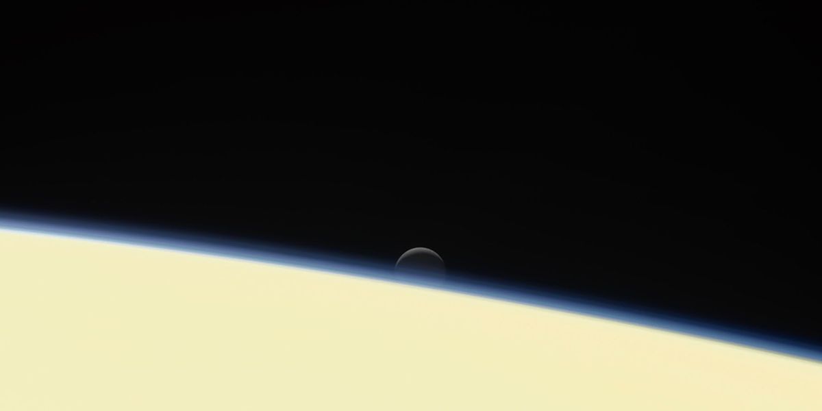 Op deze afscheidsfoto van de NASAsonde Cassini  die zichzelf op 15 september 2017 vernietigde door in de atmosfeer van Saturnus te duiken  verdwijnt de ijzige maan Enceladus achter de reuzenplaneet met de ringen