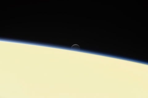 Op deze afscheidsfoto van de NASAsonde Cassini  die zichzelf op 15 september 2017 vernietigde door in de atmosfeer van Saturnus te duiken  verdwijnt de ijzige maan Enceladus achter de reuzenplaneet met de ringen