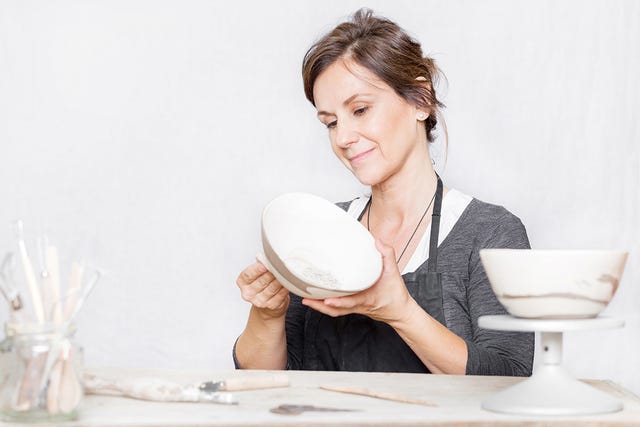ceramista isabel san martin haciendo cuenco de ceramica blanca