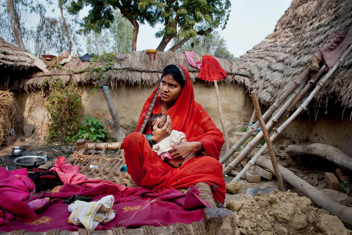 de 17jarige phulmati houdt in haar woning haar pasgeboren baby vast meisjes in shravasti krijgen gemiddeld vijf kinderen tijdens hun leven