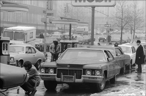 https://www.nationalgeographic.com/content/dam/environment/2019/09/environmental-victories-gallery/10-environmental-victories-facts.jpg In New York staan automobilisten in 1974 in de rij om te tanken In dat jaar begon de EPA met het gefaseerd uitbannen van gelode benzine in de VS een proces dat pas in 1995 werd afgerond Sinds het verbod op gelode benzine is de gemiddelde hoeveelheid lood in het bloed van Amerikanen met meer dan 75 procent gedaald
