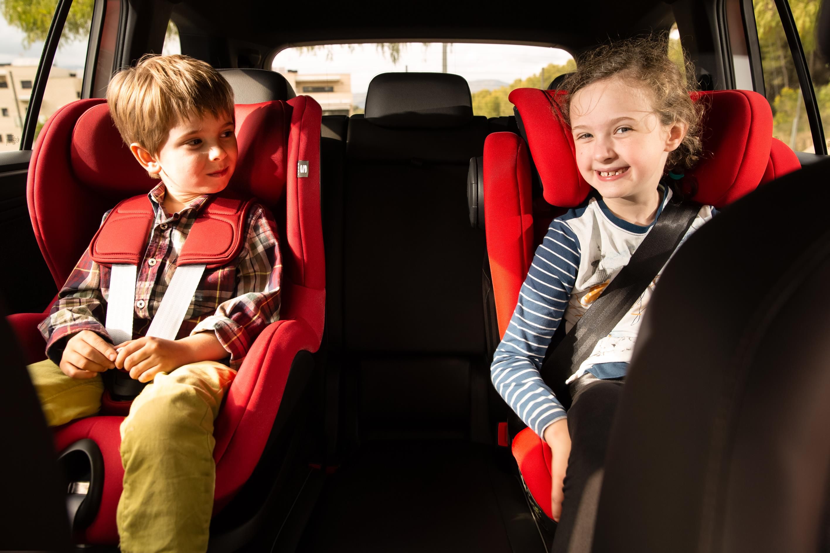 Cómo deben viajar los niños en el coche: conoce las nuevas guías