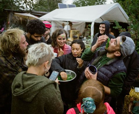 Tijdens een oogstfeest houden bewoners van Grow Heathrow een wedstrijdje brandnetel eten De groep organiseert geregeld groepsevenementen vooral in verband met het wisselen van de seizoenen