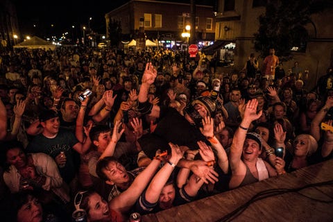 In Sioux City South Dakota treedt Wollin met Hellzapoppin op tijdens de Awesome Biker Nights