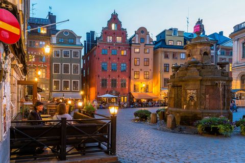 Terrasjes aan het Stortorgetplein het oudste plein van Stockholm