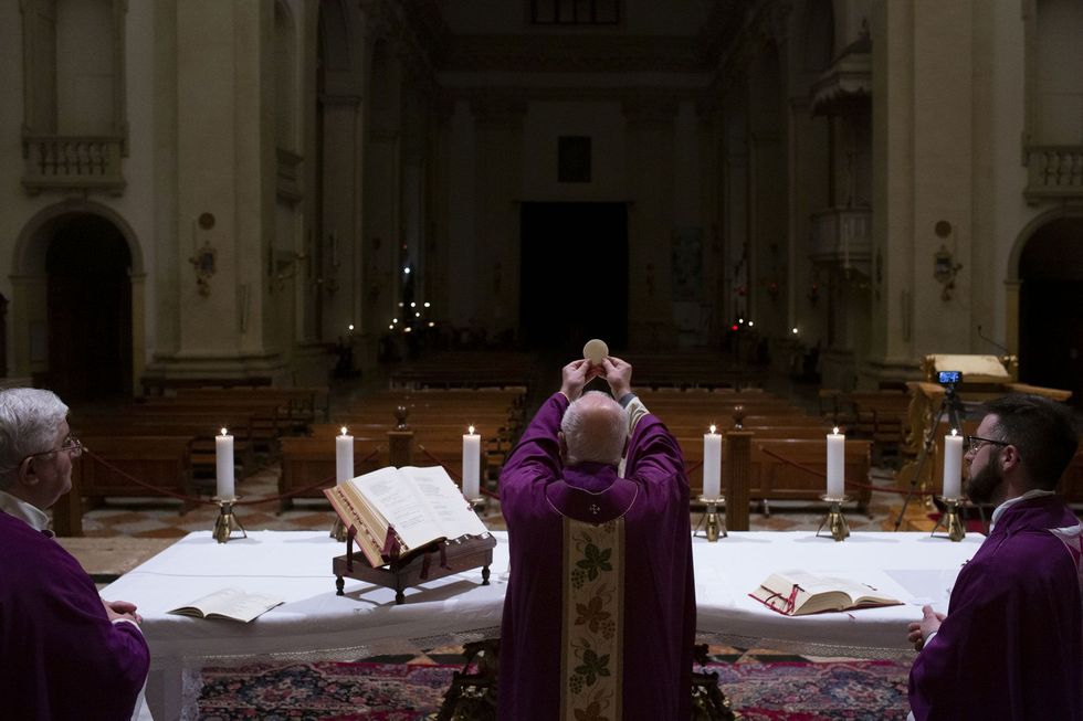 Pater Enrico Schibuola en twee collegas dragen een virtuele mis op in de San Stefano de 1100 jaar oude cokathedraal van Rovigo die is gewijd aan de derdeeeuwse paus en martelaar