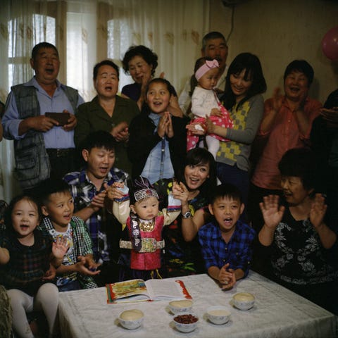 In Tasjkent in Oezbekistan viert een gezin dol janchi het Koreaanse feest ter gelegenheid van de eerste verjaardag van een baby Hoewel de etnische Koreanen van Oezbekistan de taal van hun overgrootouders niet meer spreken worden Koreaanse tradities nog altijd in ere gehouden