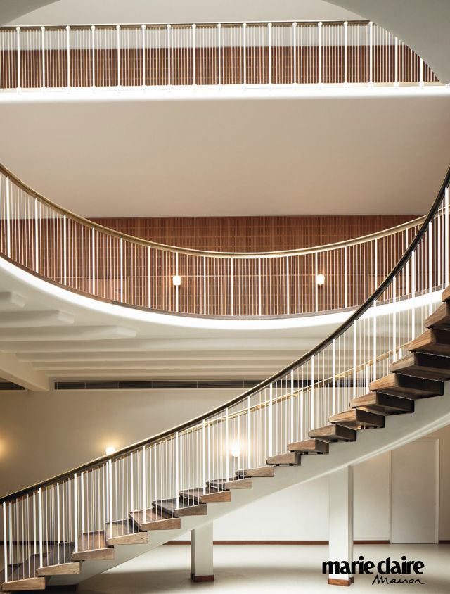 Stairs, Architecture, Handrail, Ceiling, Building, Baluster, Interior design, Lobby, 