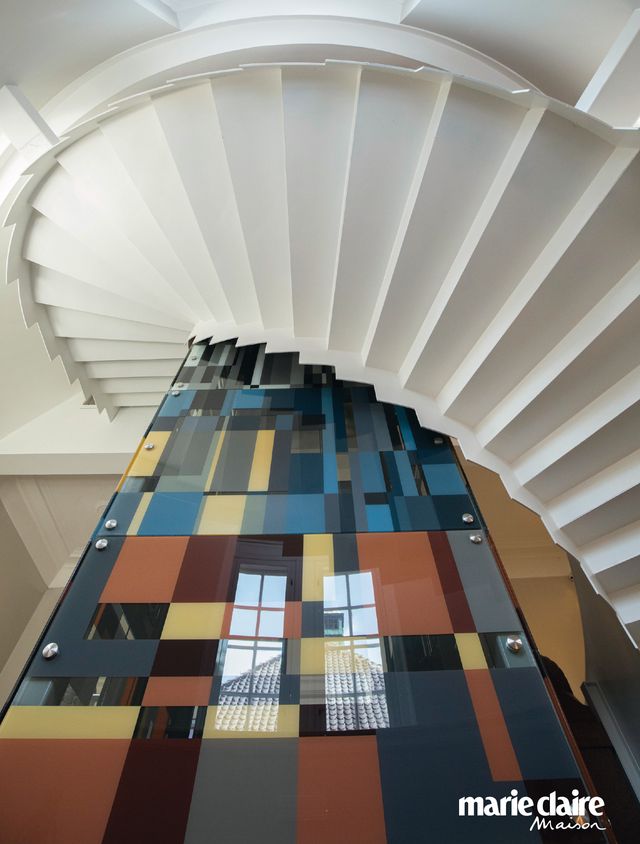 Architecture, Stairs, Interior design, Line, Floor, Daylighting, Material property, Building, Room, Tile, 