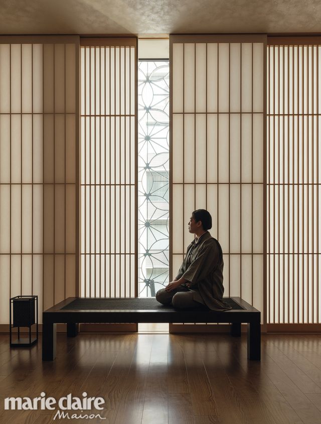 Architecture, Sitting, Shōji, Japanese architecture, Furniture, Window covering, Floor, Daylighting, Flooring, Room, 