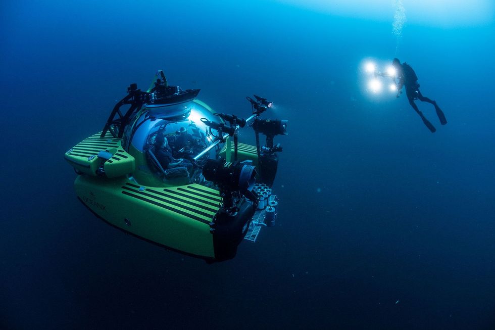 De onderzeer Nadir wordt in gereedheid gebracht voor een afdaling in de Lydonia Canyon Onderzoekers aan boord van het vaartuig daalden tot een diepte van ruim negenhonderd meter in de kloof af