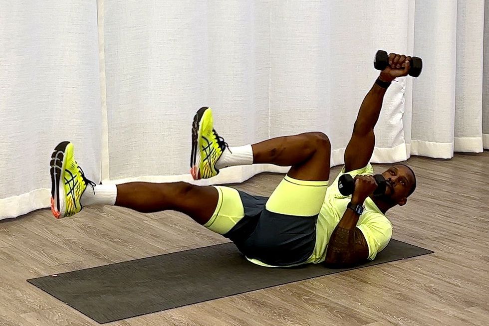 10minute core workout, yusuf jeffers practicing dumbbell bicycle with press