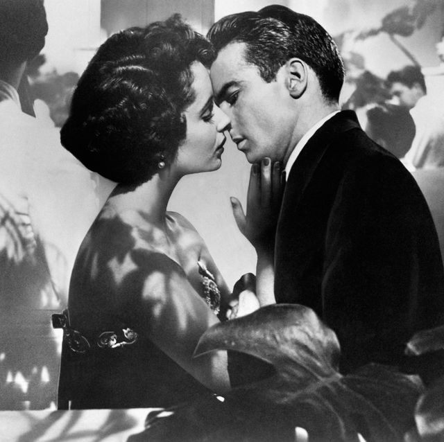 elizabeth taylor and montgomery clift in a scene from the movie 'a place in the sun' california, 1951,  mondadori\everett collection aa361900