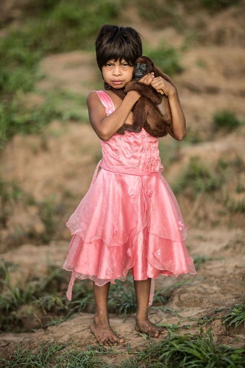 Miluska knuffelt haar brulaapje Miluska woont aan de rivier Yurua in een van de meest afgelegen gebieden van het Peruaanse Amazonegebied