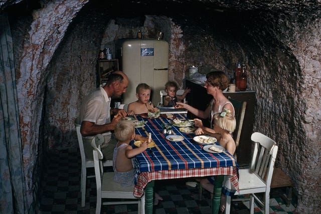 gezin in een grotwoning in australie