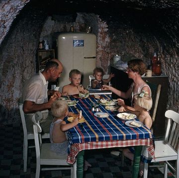 gezin in een grotwoning in australie
