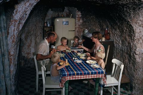 Een mijnwerker en zijn gezin eten in hun ondergrondse keuken in Coober Pedy Australi