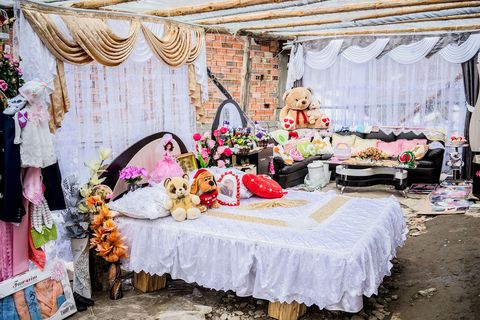 Op de tweede dag van de huwelijksceremonie wordt een replica van de slaapkamer voor Salve Kiselova en Reihan Kiselov gebouwd buiten bij het huis van de bruidegom zijn familie