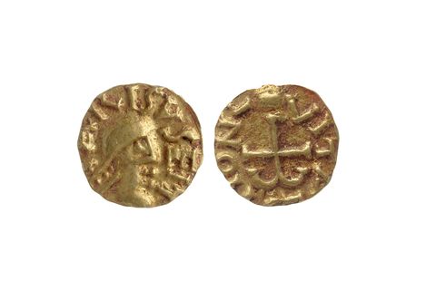 In de directe omgeving van de man die in het graf was bijgezet werden gouden munten gevonden Dankzij de munten konden archeologen de ouderdom van het graf nauwkeuriger dateren