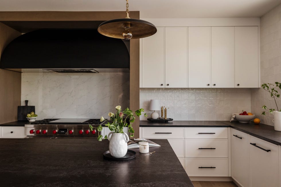 vivienda familiar que combina madera, metales brunidos y diseno a medida para vivir con estilo y funcionalidad