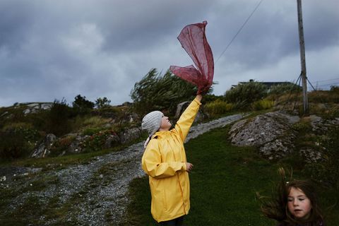 Anna Karina Litutkute en haar zus Gaja spelen buiten in de storm In september begint het hard te waaien en de stormen houden aan tijdens wintermaanden