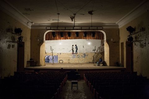 In een verlaten theater aan de Kaspische waterkant van Makhachkala oefenen twee van de 30 studenten van Pehlivan Circus Studio een duo op het koord Coach Askhabali Gasanov zit in het theater en observeert