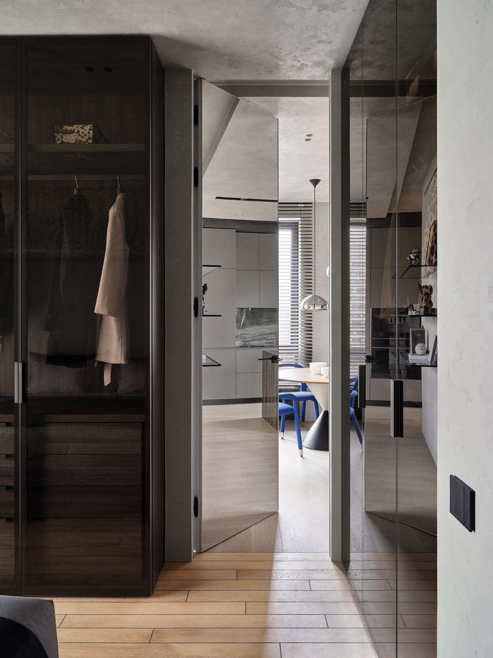 apartamento con isla de cocina escultorica, arte personalizado y soluciones funcionales a medida