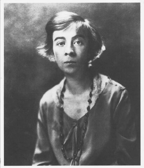 Ruth Hale 1887  1934 was een schrijfster en strijdster voor de rechten van de vrouw Zij stichtte de Lucy Stone League in 1921 om campagne te voeren voor het behouden en legaal gebruiken van de meisjesnaam na het huwelijk