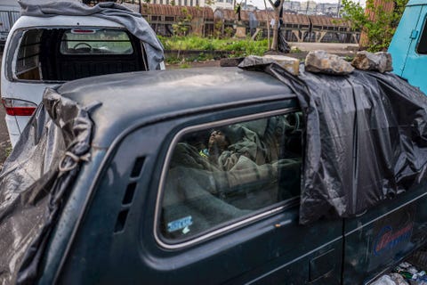 Een 16jarige jongen slaapt in een oude auto in Belgrado Sinds maart 2016 zijn duizenden vluchtelingen in Servi gestrand door de sluiting van de route naar de EU
