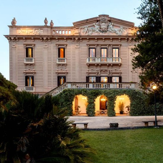 第80回ゴールデン・グローブ賞で2つの賞に輝いた『ホワイト・ロータス／諸事情だらけのリゾートホテル』シーズン2の撮影で使用された豪邸に、ぜひ泊まってみたいと思うファンも多いはず。そのヴィラの1軒、イタリア・シチリア島にある「ヴィラ・タスカ」は、airbnbで予約が可能になったそう。