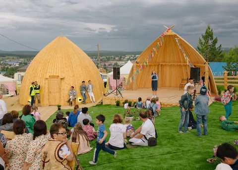 Culturele voorstellingen met gezang traditionele instrumenten en het voordragen van volksverhalen vormen de hoofdmoot van de activiteiten tijdens het Ysjachfestival in het stadje Aldan