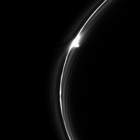 In de dynamische Fring van Saturnus zijn talloze mysterieuze verschijnselen te ontwaren waaronder heldere gedeelten en straalstromen