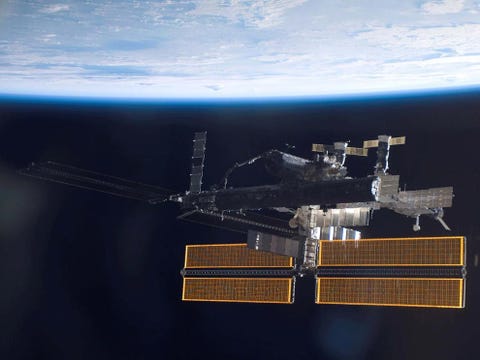 Deze opname van een blauwwitte aarde genomen vanuit het International Space Station werd gemaakt kort nadat de spaceshuttle Atlantis was losgekoppeld van het ruimtestation op 17 september 2006 Tijdens hun zesdaagse verblijf in het ISS installeerde de Atlantisbemanning een tweetal 73 meter lange zonnepaneelvleugels die werden bevestigd aan een 175 ton wegende liggersectie met accus elektronica en een groot draaigewricht De nieuwe zonnepanelen werden genstalleerd om de interne stroomvoorziening van het ruimtestation te verdubbelen