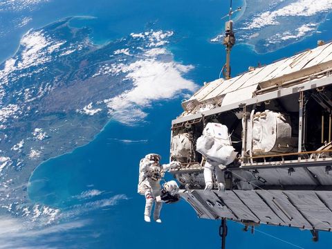 Tijdens een ruimtewandeling in 2006 werken Discoveryastronauten Robert Curbeam links en Christer Fuglesang aan de bouw van het ISS Bezoekende astronauten wonen en werken doorgaans zon halfjaar in het ruimtestation voordat ze weer naar de aarde terugkeren