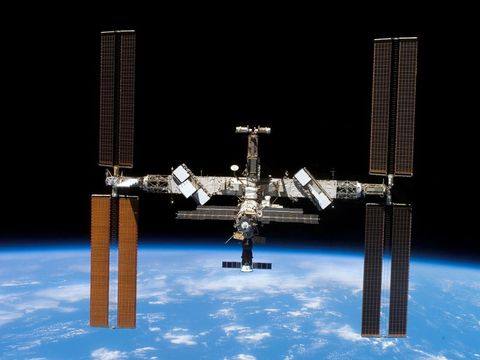 De bouw van het International Space Station begon in november 1998 In dat jaar werd het eerste bouwdeel de controlemodule Zarya met behulp van een Russische Protonraket in een baan om de aarde gebracht Tegenwoordig biedt het ruimtestation meer woon en werkruimte dan een gemiddelde vijfkamerwoning  en wordt het steeds verder uitgebreid