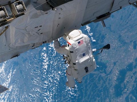 Als er aan het ISS renovatie of reparatiewerkzaamheden moeten worden uitgevoerd dan is dat de taak van de astronauten Maar voordat ze zich in een speciaal drukpak voor ruimtewandelingen hijsen moeten ze eerst ruim twee uur lang in een decompressiekamer doorbrengen om caissonziekte te voorkomen Wanneer ze hun ruimtepakken eenmaal aan hebben moeten de astronauten nog eens n uur lang pure zuurstof inademen voordat ze zich buiten het ruimtestation kunnen wagen