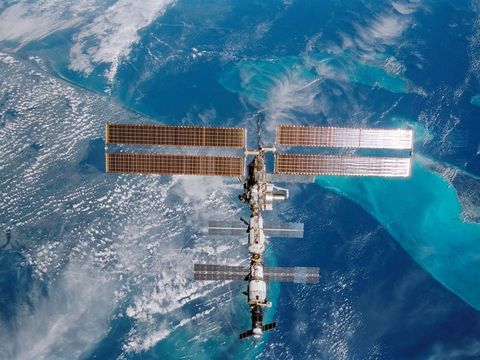 De turkooizen zee voor de kust van Miami in Florida glinstert ver beneden terwijl het International Space Station op zon 390 kilometer boven de aarde zweeft In het rond de aarde draaiende laboratorium hebben sinds november 2000 afwisselende bemanningen gewoond en gewerkt