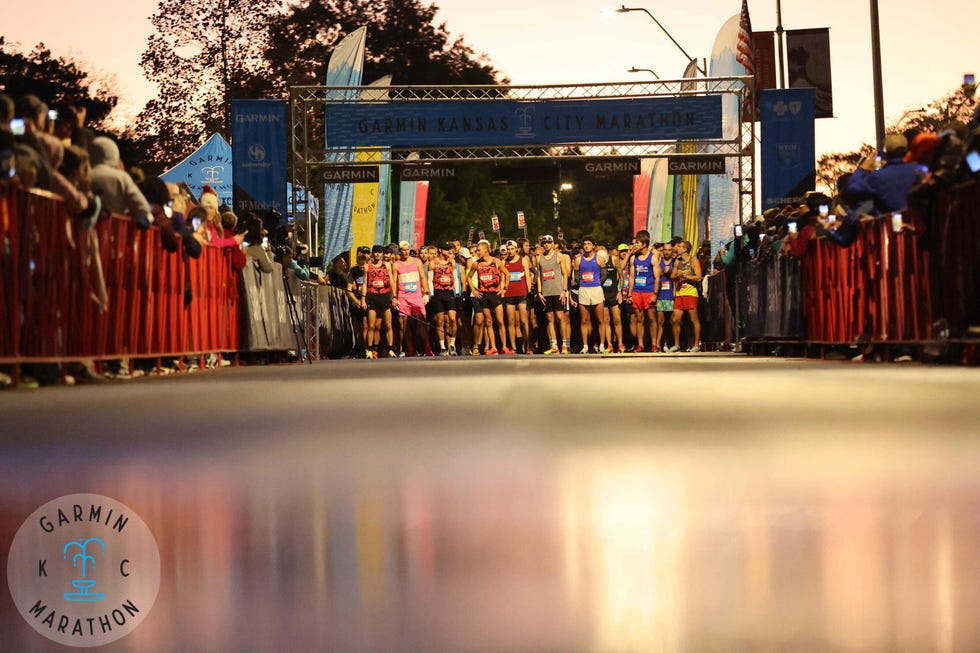 starting line of a marathon with participants ready to race kansas city half marathon