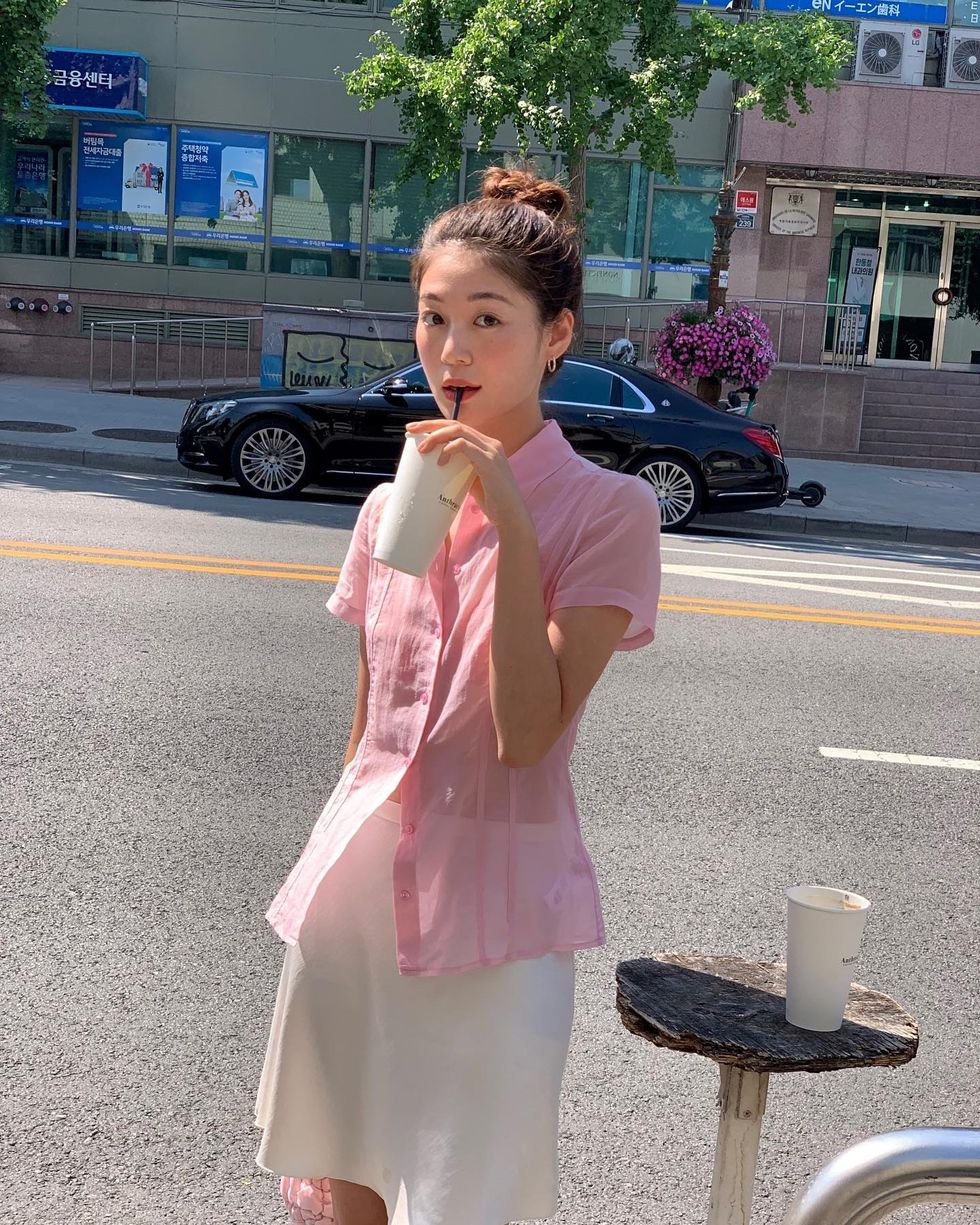 夏日韓系穿搭重點學起來‌韓國ig時尚潮人mookwa示範顯瘦秘訣，解構背心、洋裝、襯衫穿搭術