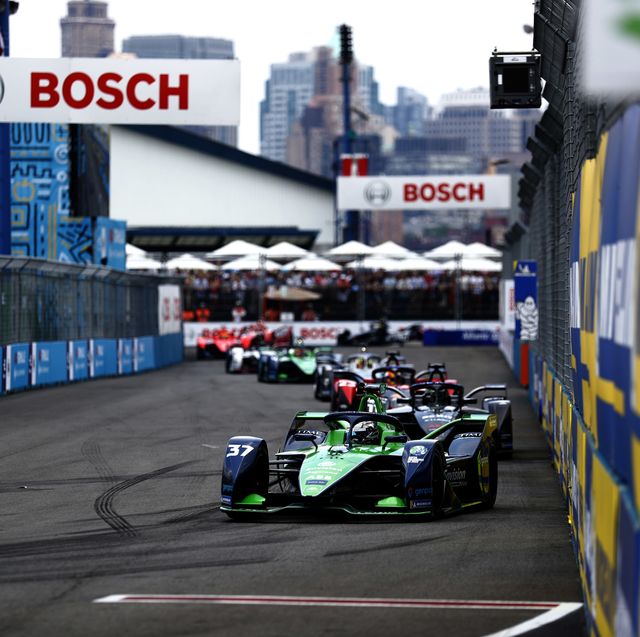 brooklyn street circuit, united states of america   july 16 nick cassidy nzl, envision racing, audi e tron fe07leads, 1st position during the new york city eprix i at brooklyn street circuit on saturday july 16, 2022 in new york city, united states of america photo by sam bloxham  lat images