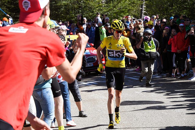 wielrenner chris froome hardlopend op de flanken van de mont ventoux