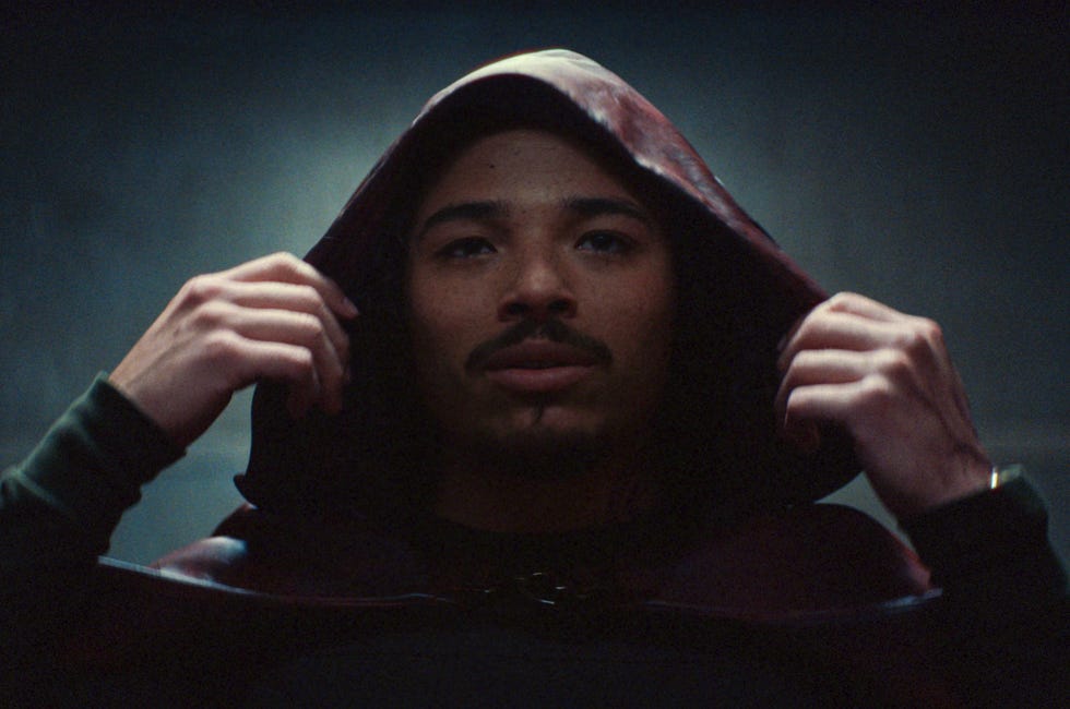 Parker Robbins/The Hood (Anthony Ramos) in „Ironheart“ von Marvel Television, exklusiv auf Disney+. Foto mit freundlicher Genehmigung von Marvel. © 2025 Marvel. Alle Rechte vorbehalten.