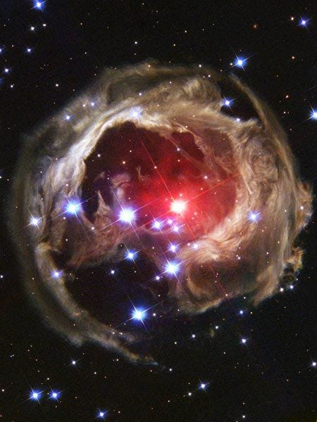 Een explosie van licht die in 2002 door een rode superreus genaamd V838 Monocerotis werd uitgezonden verlicht een belvormige wolk van interstellair stof De spectaculaire wervelingen rond de centrale ster hebben een diameter van duizenden miljarden kilometers en werden door de wetenschap pas opgemerkt toen Hubble deze opname in 2004 maakte
