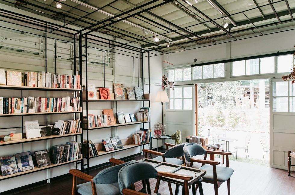 有屏東最美獨立書店封號的「繫。本屋」，是個散發時光之美的日式老屋，由一對夫妻經營，「這裡不只是書店，是與地方連結的共生空間，文化、飲食、族群等，都在這裡發酵。」