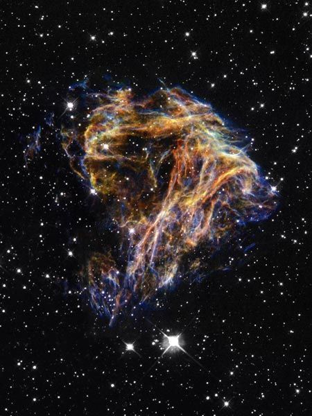 Op deze afbeelding van de Hubbleruimtetelescoop zijn de restanten van een gexplodeerde ster te zien die in de Grote Magelhaense Wolk ronddraaien Dit sterrenstelsel is 180000 lichtjaar verwijderd van de Melkweg en is daarmee een naaste buur te noemen De Grote Magelhaense Wolk is vanaf het zuidelijk halfrond zonder telescoop te zien
