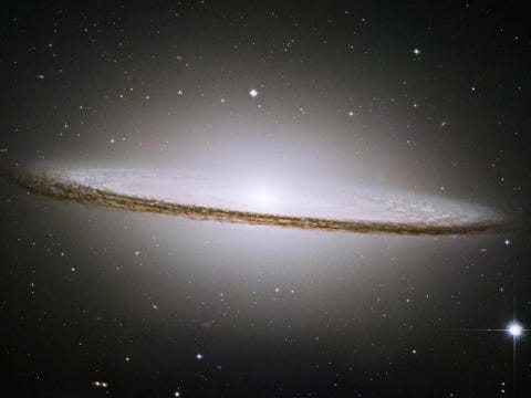 In de loop van zijn bestaan heeft de NASAruimtetelescoop Hubble talloze adembenemende fotos gemaakt Tot de meest spectaculaire behoort deze composietopname waarin het Sombrerosterrenstelsel vanaf de zijkant is vastgelegd Dankzij zijn relatief hoge schijnbare magnitude de helderheid van het object aan de nachthemel kan Messier 104 zoals dit sterrenstelsel officieel wordt aangeduid op een afstand van 28 miljoen lichtjaar van de aarde goed worden bekeken met een kleine telescoop