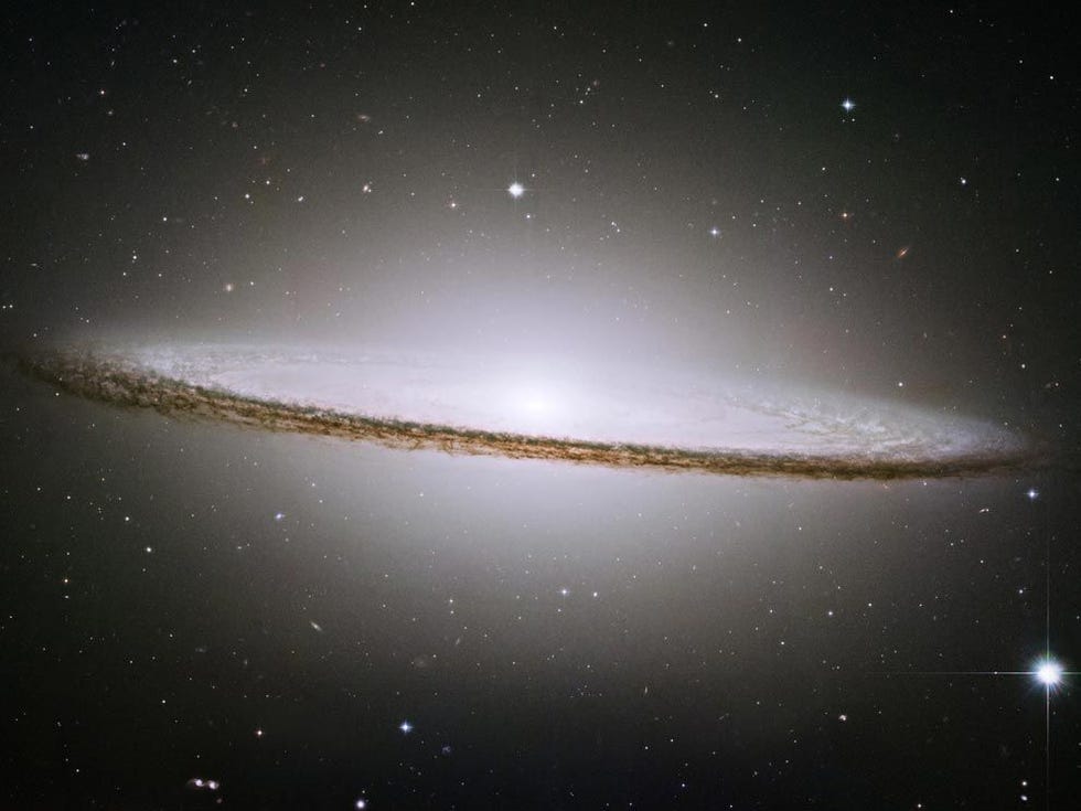 In de loop van zijn bestaan heeft de NASAruimtetelescoop Hubble talloze adembenemende fotos gemaakt Tot de meest spectaculaire behoort deze composietopname waarin het Sombrerosterrenstelsel vanaf de zijkant is vastgelegd Dankzij zijn relatief hoge schijnbare magnitude de helderheid van het object aan de nachthemel kan Messier 104 zoals dit sterrenstelsel officieel wordt aangeduid op een afstand van 28 miljoen lichtjaar van de aarde goed worden bekeken met een kleine telescoop