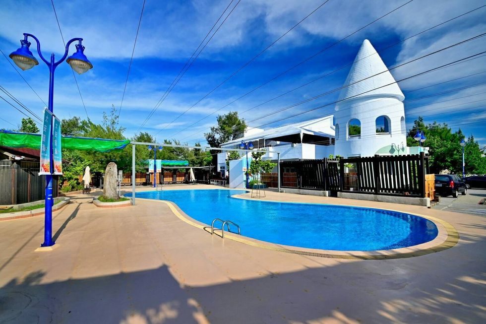 Swimming pool, Cloud, Property, Real estate, Azure, Street light, Electricity, Aqua, Pole, Shade, 